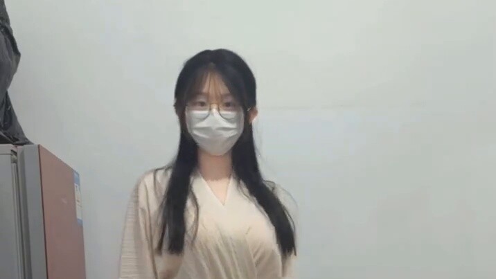 วันที่ 18 ของการแปลงโฉมของนักศึกษาสาว! วันนี้เธอมาลองชุดกระโปรงหน้าม้าสไตล์จีนโบราณที่แฟนๆ ส่งมาให้!