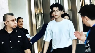 يا للهول! ارتدى قميصًا أبيض عاديًّا جدًا وجعل السجادة الحمراء في الخارج تهتز من جنونه! اتضح أن الإحس