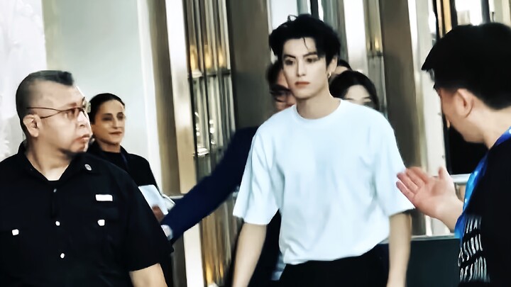 Holy crap! He went viral on the foreign red carpet wearing the most ordinary white T-shirt! Turns ou