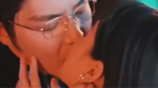 Kecelakaan membuatku harus duduk di kursi roda, tapi CEO berwajah dingin itu malah jatuh cinta