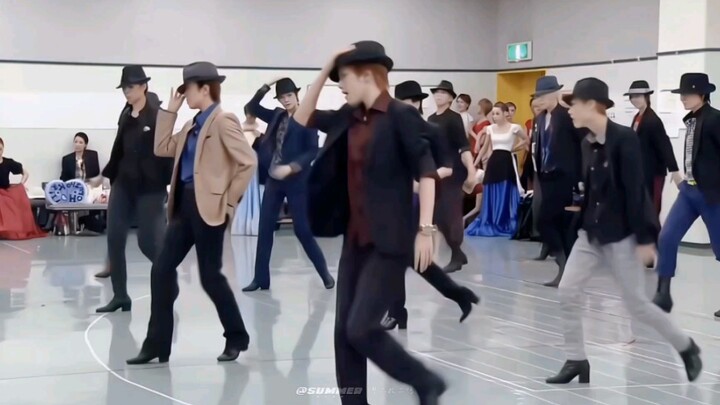 Feel the uniformity of the Takarazuka male role group dance