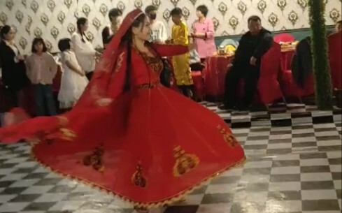 Đoạn múa dân tộc Uighur trong ca khúc phụ của bộ phim truyền hình "An Na Nhĩ Hãn" do Địch Lệ Nhiệt B