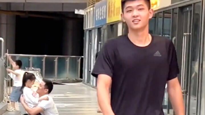 Chắc đây là lần bối rối nhất của anh trai rồi, nhìn cái tay không biết đặt đâu, đành phải xoa xoa bụ