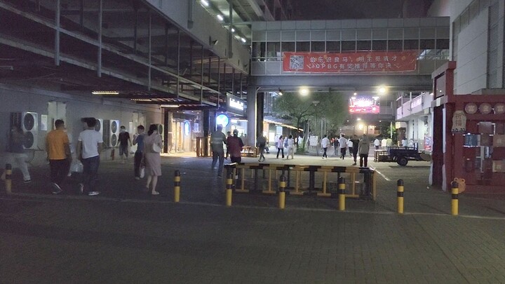 Cuộc sống trên dây chuyền sản xuất thật tẻ nhạt và nhàm chán, cô gái công nhân vỗ cánh tưởng tượng đ