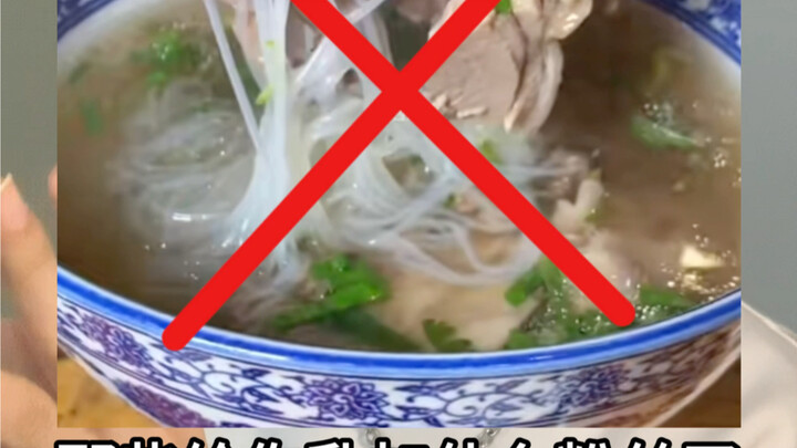 Daging kambing dalam mangkuk dengan mi?