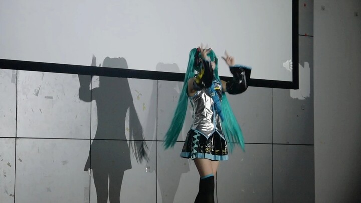 ❤Click here to watch Hatsune Miku dance the rabbit hole❤