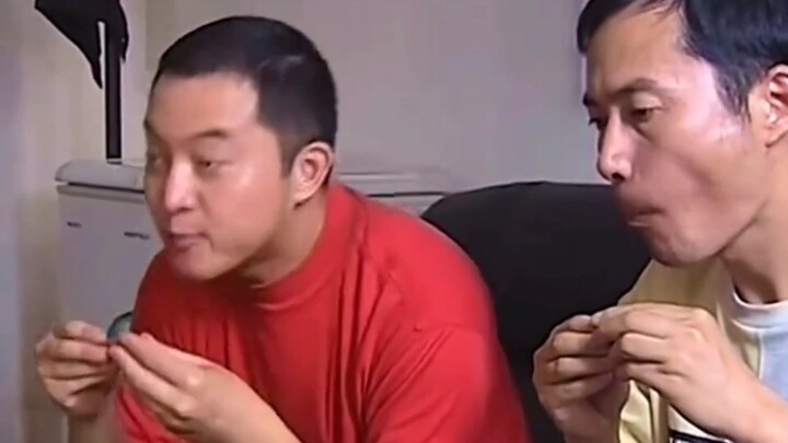 اكتشف الشاب فرصة عمل أثناء تناوله لحم أقدام الخنزير. أنفق مال نعش والده واستثمره ليجني عشرين ألف يوا