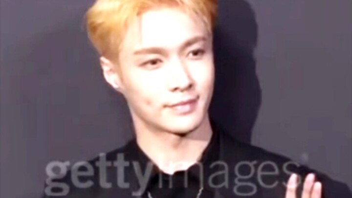 وسائل الإعلام العالمية خارج كان تطلب من تشانغ يي شين البقاء لالتقاط صور سولو خلال حفل كاين!