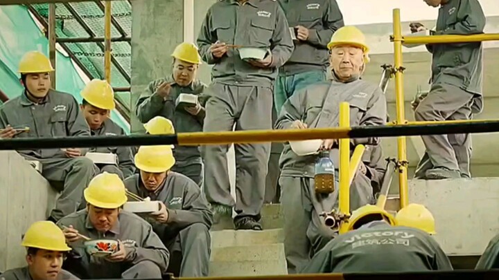 حطّم الشاب الجدار بعد أن اكتشف أن عامل البناء رصّه بشكل مائل.