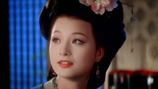 Almond eyes and peach cheeks, this is what a classical Chinese beauty looks like.