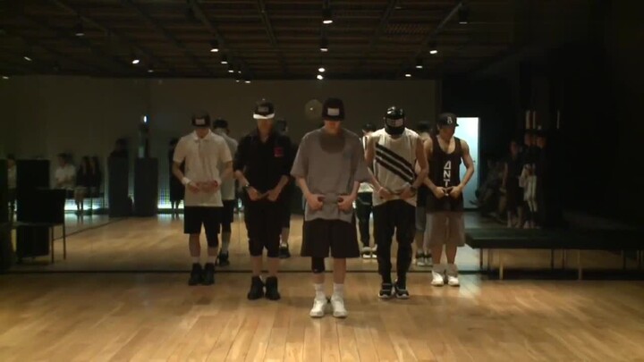 هل كان وانغ ييبو راقصًا مذهلًا جدًا في سن الـ16؟ تابع بتركيز طوال الوقت القميص الرمادي!