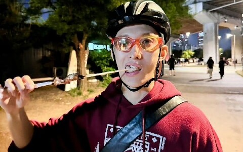 Melalui kaca mata Lee Seok‑min, terlihat bahwa Dino telah melakukan bersepeda di Sungai Han bersama 
