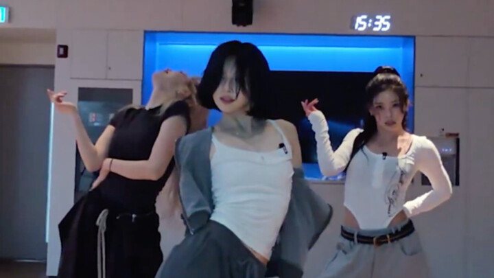 【NMIXX】Astaga! Chinnara, Jinyeo, dan Guru Badaling dalam tantangan LICK THE BEAT