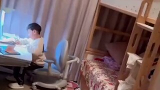 إنه عيد ميلاد ابنه، وطلب منه والده أن يلعب ألعابًا لمدة ساعة. قال الأب: ستعود أمي بعد ساعة.