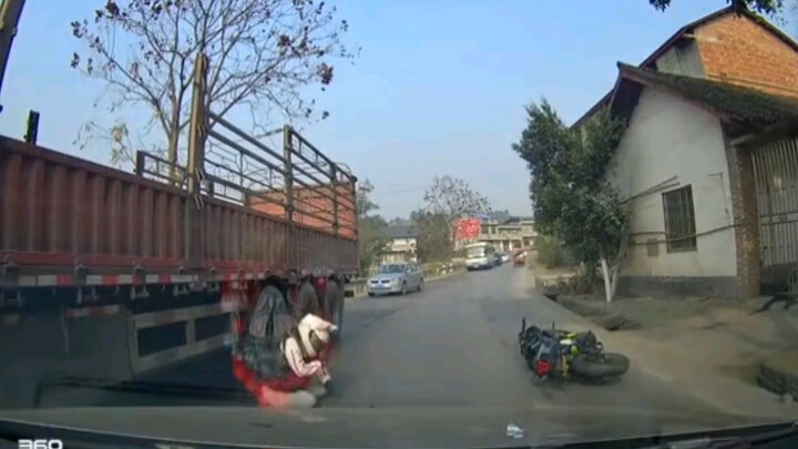 Luckily, the big truck wasn’t carrying any cargo.