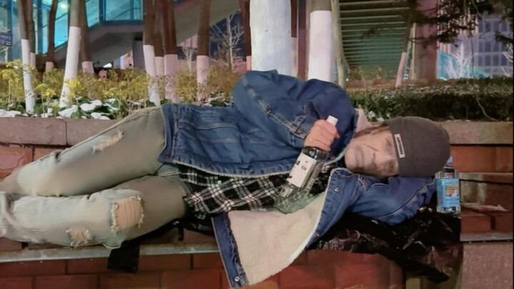 مسكر وأبلغ عن الوضع، نائم في الشارع~