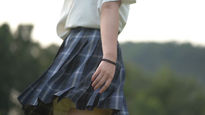 الفتيات اللواتي يرتدين JK رائعات حقًا عندما يركضن