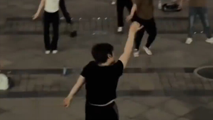 عندما تأتي جي سو، يجب أن تقف في الصف الثالث. العمة تقود الرقصة بسلاسة على أغنية "flower"، وقال أحد ا