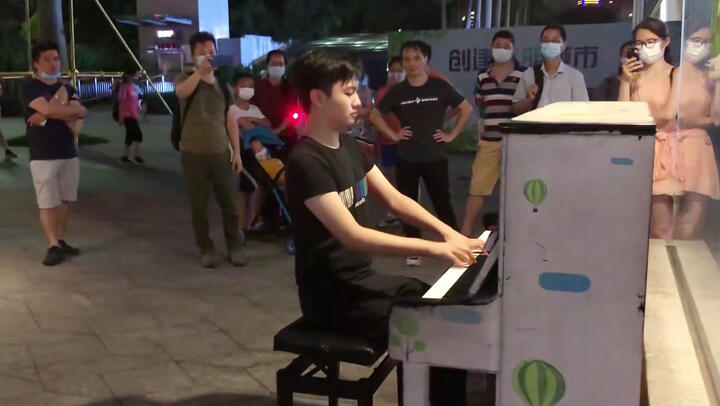 Playing Demon Slayer OP Gurenge on the piano in public!
