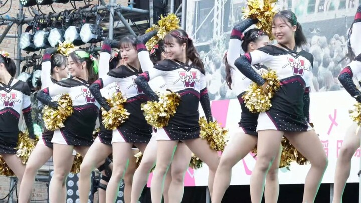 الجامعة اليابانية للبنات: فريق تشجيع جامعة واسيدا للبنات "MYNX" أمام قاعة أوكوما | ذيل حصان مزدوج وض