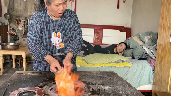 Một cảnh tượng kinh hoàng đã xảy ra khi một bà mẹ mù đang làm da lợn!