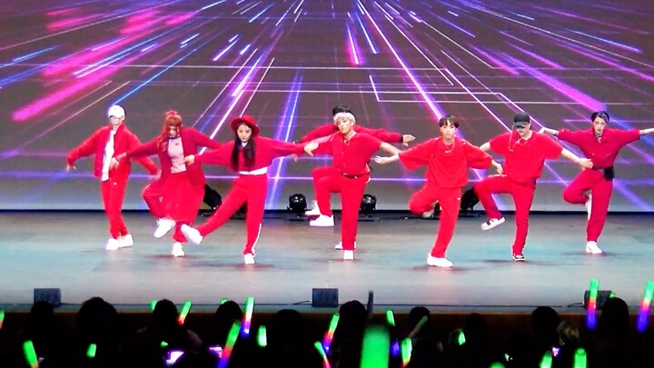 Stage version of STRAY KIDS - Thunderous from MKDC