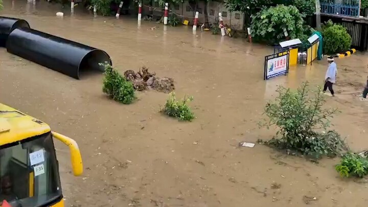 বৃষ্টিতে জলাবদ্ধ গুরগুরাম, উন্নত শহরের চিত্র নিয়ে প্রশ্ন