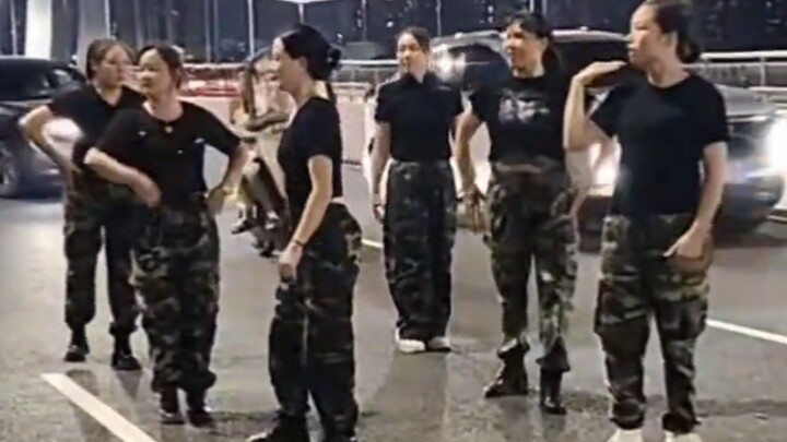 «تلفزيون الإله» الأشخاص الخارقون الذين يرقصون الرقصة الجماعية في الشارع