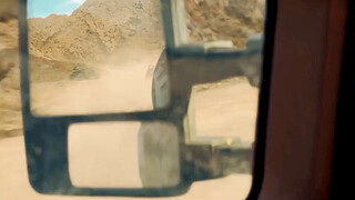 成龙大哥带队进入沙尘暴地区，不料竟被敌人偷袭！