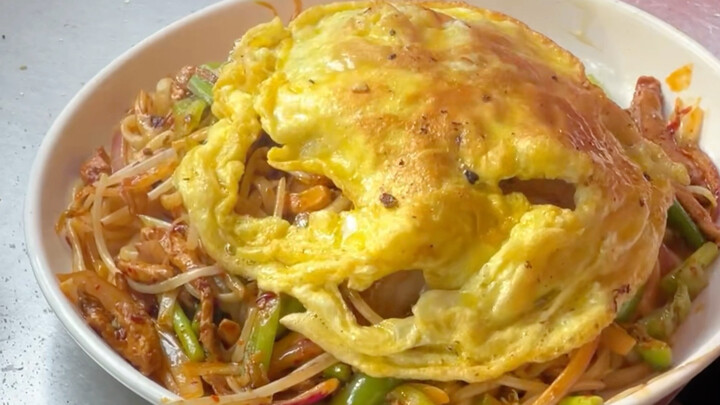 Head to the village for an authentic Shaanxi-style stir-fried hand-pulled noodles—richly oily and de