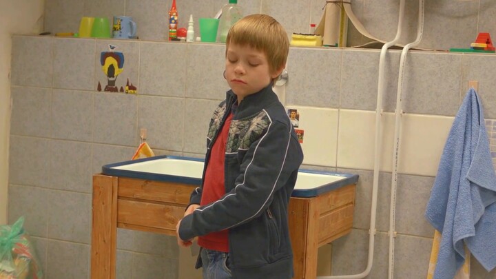 "ชายวัยกลางคนชื่อไมเคิลลักพาตัวและกักขังเด็กชายไว้"