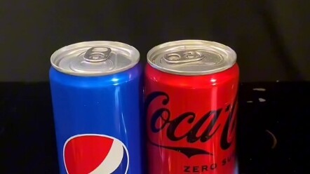 Súng phun lửa vs lon nước ngọt cola