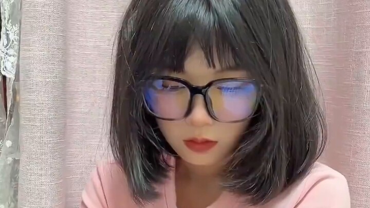 Caught your girlfriend peeking at a handsome guy? !