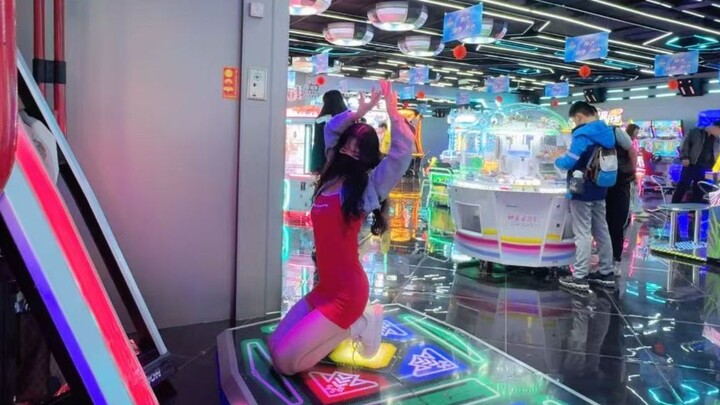 Sayang~ Tari dance pad ala cewek Amerika, gaya Hyuna musim panas datang!