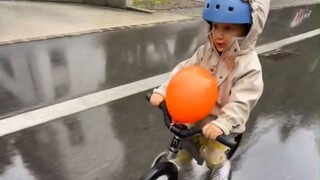 Even bikes without pedals can ride super fast! And the "pat-a-pat" sound is so adorable!