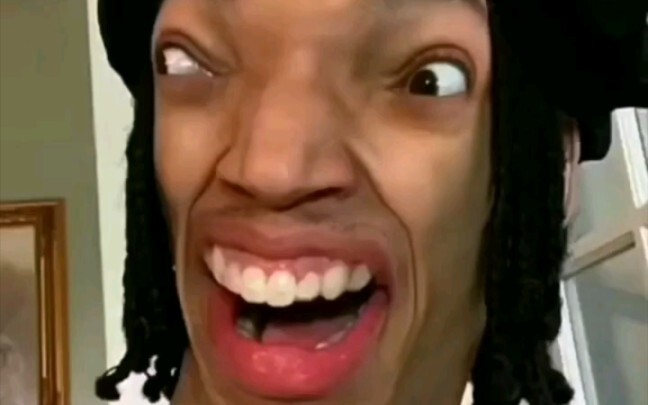 على سحب الغسق في أطراف السماء، أودع ساحة المعركة والقتال.