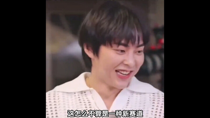 Xiumin, seorang idola berbakat mencuri perhatian 😂😂😂😂