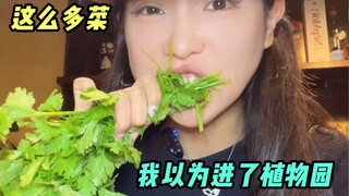 เค้าคิดว่าฉันไม่ "อร่อย" พอสำหรับมื้อนี้เหรอ ถึงได้จัดมาให้ฉันเยอะขนาดนี้...