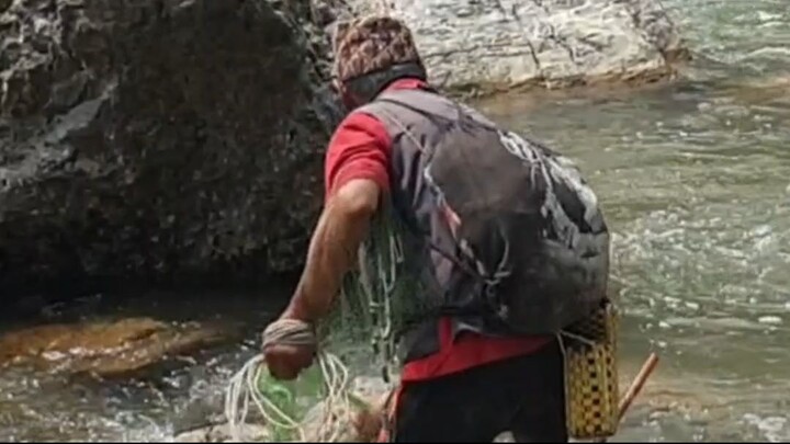 cast netting in Nepal | himalayan trout fishing with handmade cast net |