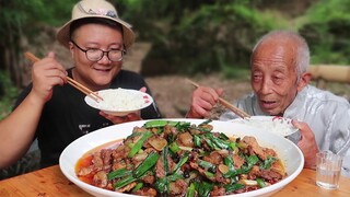 Countryside Recipe & Mukbang |Stir-fried Pork with Garlic Bolt