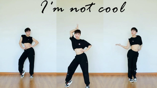 "I'm not cool" của Kim Hyuna được phát hết tốc lực trong một cảnh quay