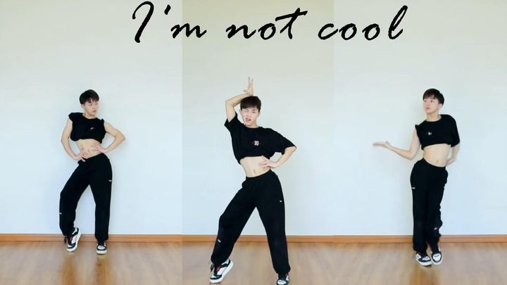 "I'm not cool" của Kim Hyuna được phát hết tốc lực trong một cảnh quay