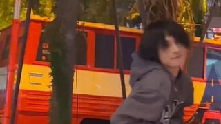 Serial "Mengajar Teman Sekamar Memindahkan Cermin Sambil Menari" baru saja hadir di stasiun b. Saya 