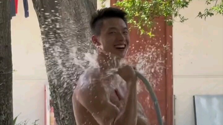 เหลียงจิ้งเซิง นักกีฬาผิวดำสวมชุดยืดหยุ่นสูงอาบน้ำกลางแจ้ง