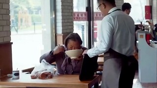 离家出走的老人拿小蛋糕当路费