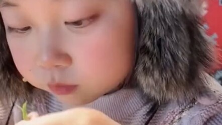 小女孩吃菜包饭啊呜一大口，爸爸希望她优雅一点，女孩:“装啥装”