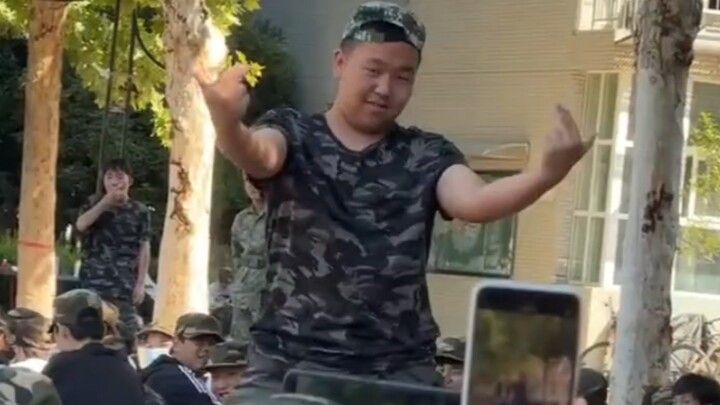 神人军训tv之每年开学保留节目