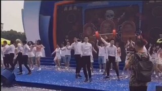 【肖战 早年舞蹈视频】害，一眼就看见了，跳得那么欢脱的除了我那个崽儿还能是谁