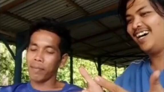 tertawa menular ke teman