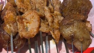 Kebahagiaan pemilik restoran barbekyu setelah pulang kerja